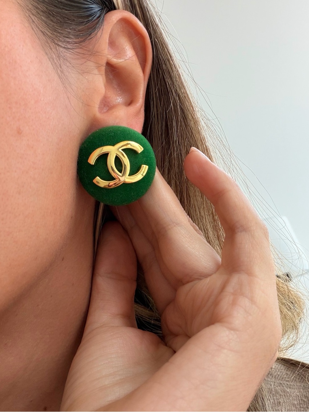 💚Vintage CHANEL Emerald Green Velvet Gold CC Button Earrings ✨ - Picture 6 of 9